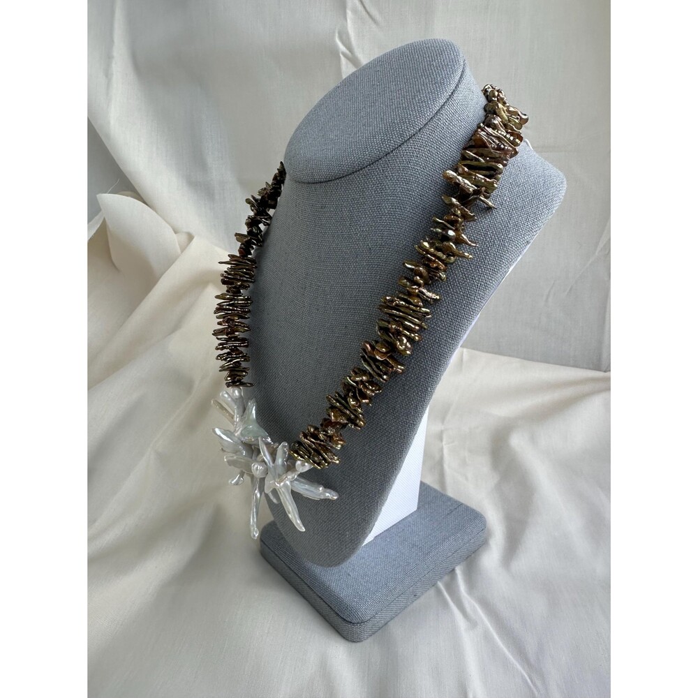 Green Biwa pearl necklace, textured white baroque choker, bronze toggle clasp - Picture 7 of 16